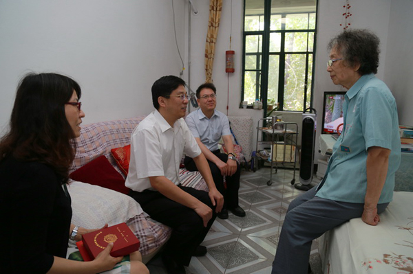 赵宏生慰问冯治安之女冯炳如.jpg
