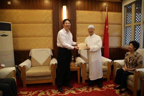 戴部长慰问陈广元阿訇.jpg
