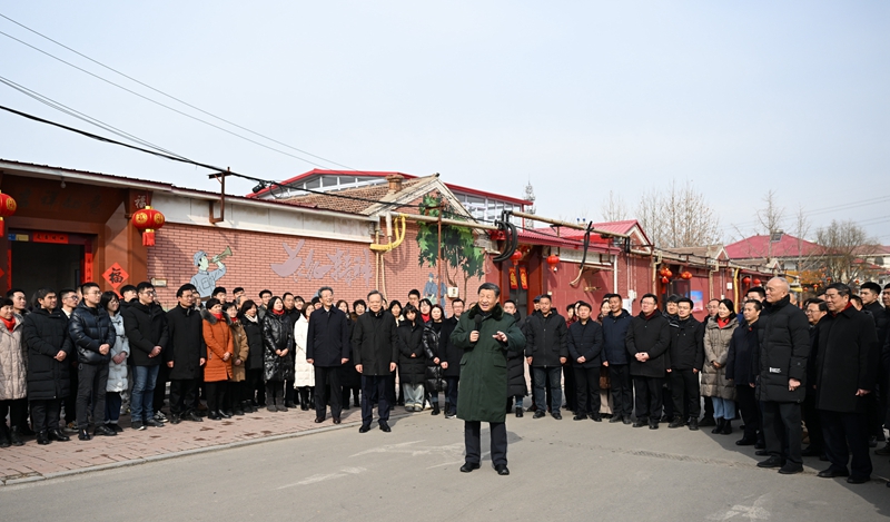 2月1日至2日，中共中央总书记、国家主席、中央军委主席习近平来到天津，看望慰问基层干部群众。这是1日上午，习近平在西青区辛口镇第六埠村考察时，同村民们亲切交流。新华社记者 谢环驰 摄.jpg
