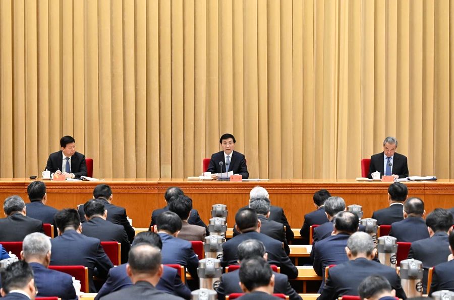 2月25日至26日，2025年对台工作会议在北京召开。中共中央政治局常委、全国政协主席王沪宁出席并讲话。新华社记者 申宏 摄.jpg
