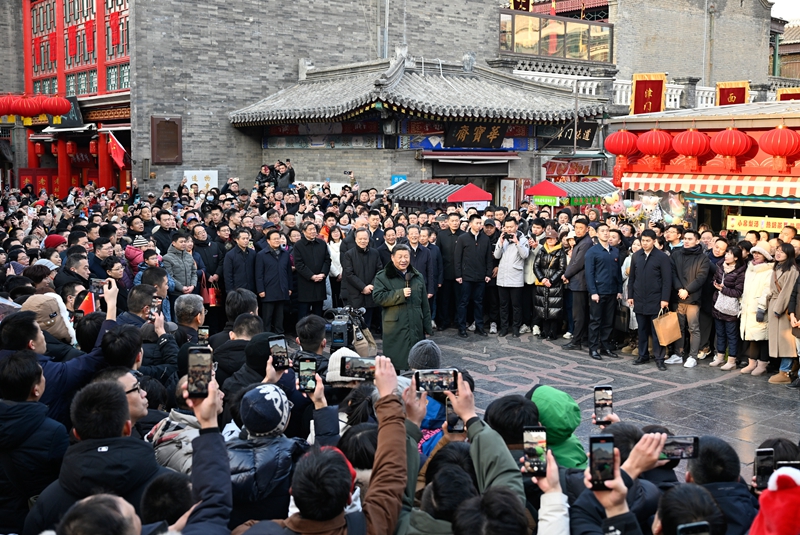 2月1日至2日，中共中央总书记、国家主席、中央军委主席习近平来到天津，看望慰问基层干部群众。这是1日下午，习近平在天津古文化街考察时，向全国各族人民和香港同胞、澳门同胞、台湾同胞、海外侨胞致以美好的新春祝福。新华社记者 殷博古 摄.jpg