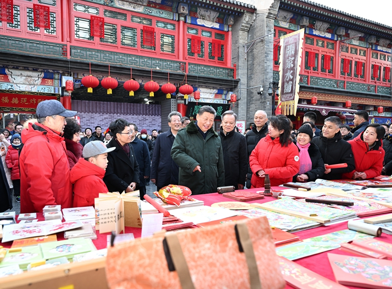 2月1日至2日，中共中央总书记、国家主席、中央军委主席习近平来到天津，看望慰问基层干部群众。这是1日下午，习近平在天津古文化街考察时，同店铺员工和现场群众互动交流。新华社记者 谢环驰 摄.jpg