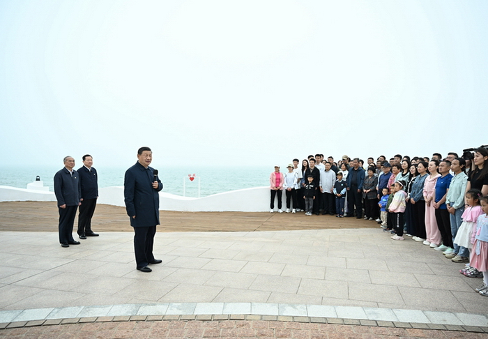 5月22日至24日，中共中央总书记、国家主席、中央军委主席习近平在山东考察。这是22日下午，习近平在日照市阳光海岸绿道同市民和游客亲切交流。新华社记者 谢环驰 摄.jpg