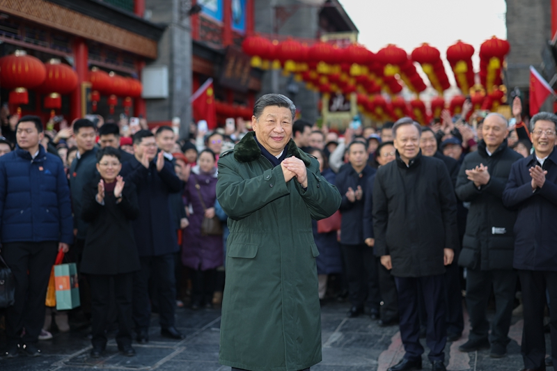 2月1日至2日，中共中央总书记、国家主席、中央军委主席习近平来到天津，看望慰问基层干部群众。这是1日下午，习近平在天津古文化街考察时，向全国各族人民和香港同胞、澳门同胞、台湾同胞、海外侨胞致以美好的新春祝福。新华社记者 鞠鹏  摄.jpg