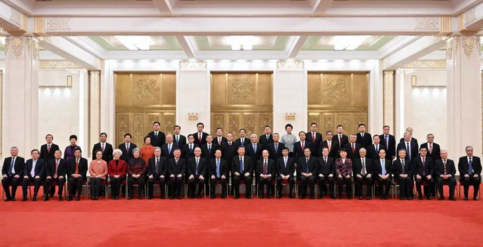 2月7日，习近平、王沪宁、蔡奇、丁薛祥等在北京人民大会堂同党外人士欢聚一堂，共迎佳节。这是习近平等同大家合影留念。.jpg