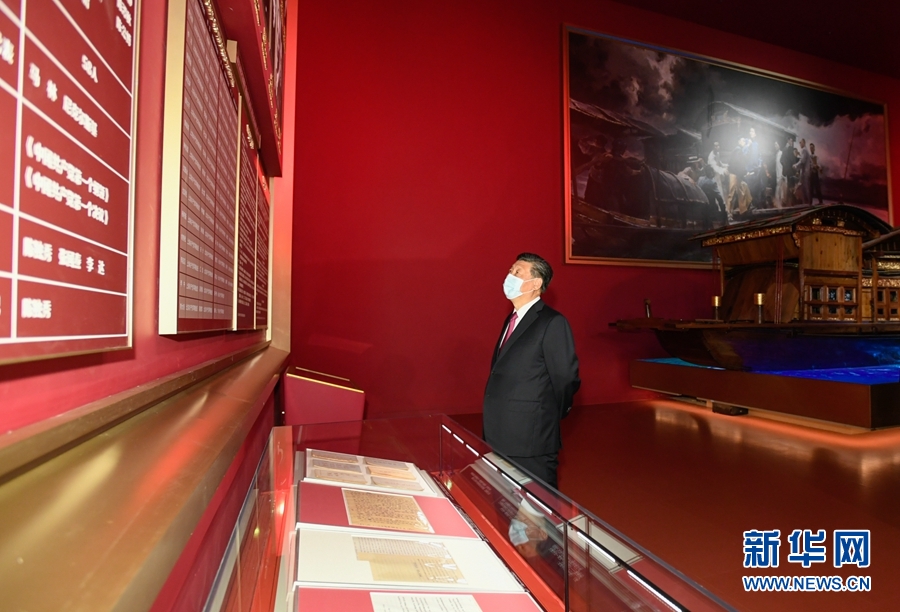 6月18日，党和国家领导人习近平、李克强、栗战书、汪洋、王沪宁、赵乐际、韩正、王岐山等在中国共产党历史展览馆参观“‘不忘初心、牢记使命’中国共产党历史展览”。这是习近平在参观展览。7.jpg