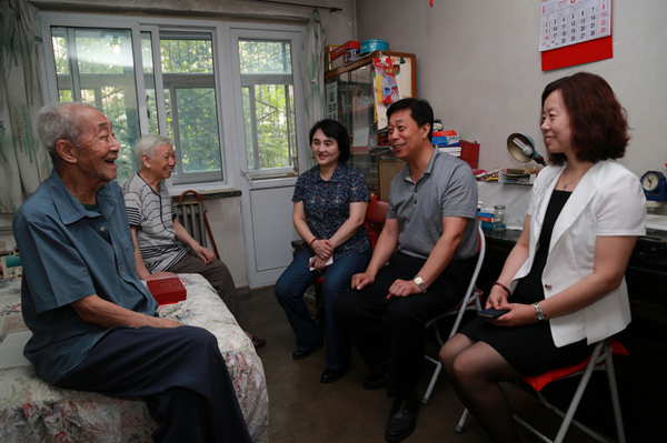 池维生慰问于学忠之子于允长.jpg
