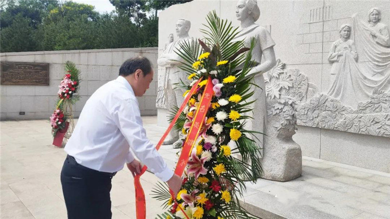 黄塞溪同志代表市台联向无名英雄敬献花篮.jpg