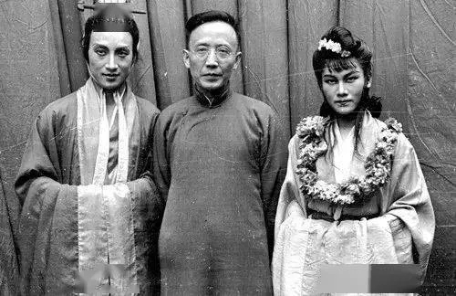 图｜郭沫若（中）与《屈原》的演员合影.webp.jpg