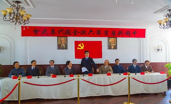 1928年6月18日—7月11日，中国共产党第六次全国代表大会在苏联莫斯科近郊举行，图为会场模拟场景。.webp.jpg