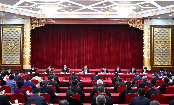 3月6日，中共中央总书记、国家主席、中央军委主席习近平看望参加全国政协十四届一次会议的民建、工商联界委员，并参加联组会，听取意见和建议。中共中央政治局常委、全国政协十四届一次会议主席团会议主持人王沪宁，中共中央政治局常委蔡奇、丁薛祥参加看望和讨论。新华社记者 谢环驰 摄.jpg