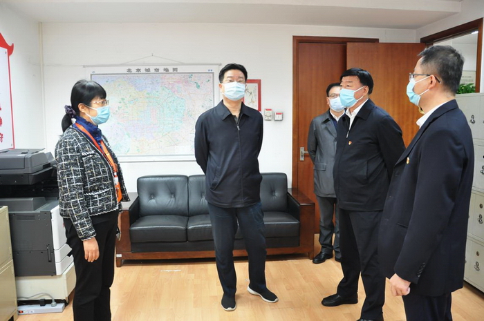 市委常委、统战部部长游钧走访市民族宗教委机关.jpg