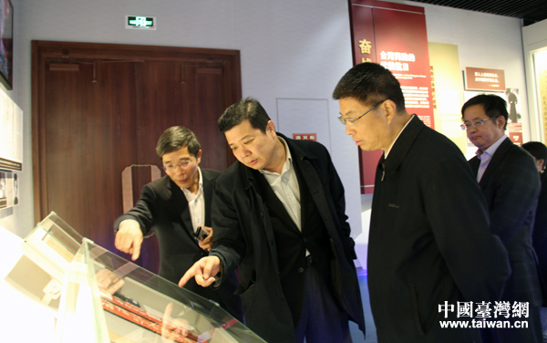 戴均良参观台湾同胞抗日史实专题展.jpg