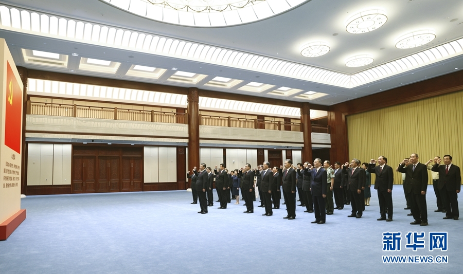 6月18日，党和国家领导人习近平、李克强、栗战书、汪洋、王沪宁、赵乐际、韩正、王岐山等在中国共产党历史展览馆参观“‘不忘初心、牢记使命’中国共产党历史展览”。这是参观结束后，习近平带领党员领导同志一起重温入党誓词。6.jpg
