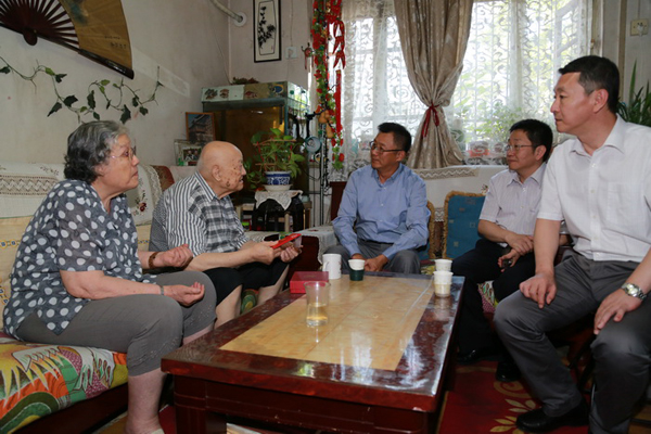 张洋慰问李济深之子李沛钰.jpg