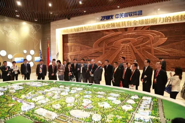 参观中关村软件园沙盘.jpg