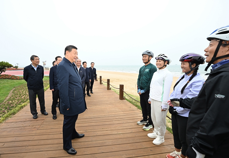 5月22日至24日，中共中央总书记、国家主席、中央军委主席习近平在山东考察。这是22日下午，习近平在日照市阳光海岸绿道同市民亲切交流。新华社记者 谢环驰  摄.JPG