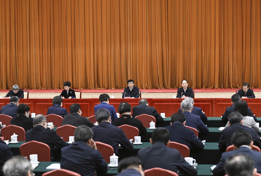 12月18日，贯彻落实中央民族工作会议精神经验交流会在北京召开，中共中央政治局常委、全国政协主席王沪宁出席并讲话。新华社记者 饶爱民 摄.jpg