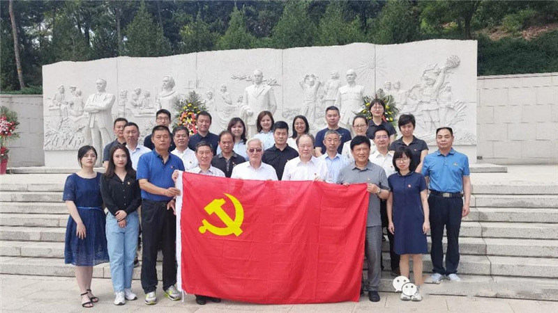 市台联一行在无名英雄纪念广场合影.jpg