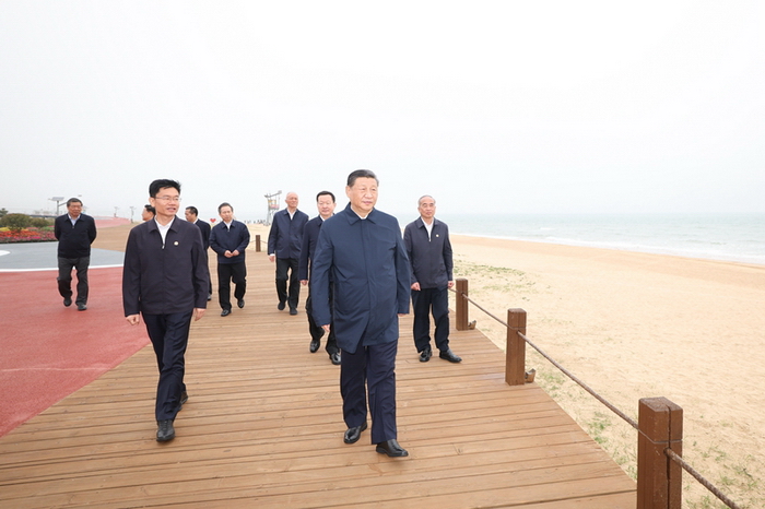 5月22日至24日，中共中央总书记、国家主席、中央军委主席习近平在山东考察。这是22日下午，习近平在日照市阳光海岸绿道考察。新华社记者 鞠鹏 摄.jpg