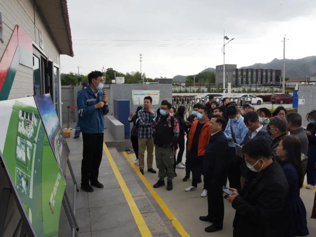参观中关村氢能创新产业园加氢站.jpg