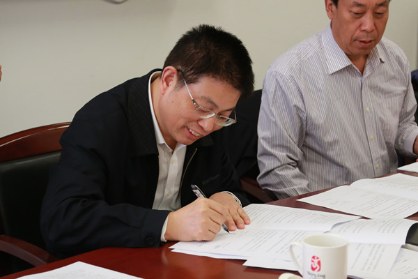 市委统战部层层签订党风廉政建设责任书.jpg