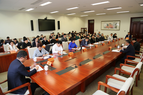 市委统战部召开党外知识分子座谈会..jpg