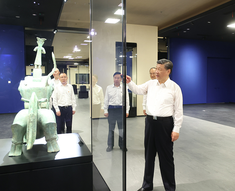 7月25日至27日，中共中央总书记、国家主席、中央军委主席习近平在四川考察。这是26日下午，习近平在位于德阳市广汉市的三星堆博物馆新馆参观。新华社记者 鞠鹏  摄.JPG