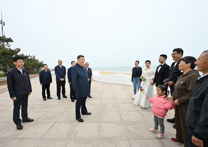 5月22日至24日，中共中央总书记、国家主席、中央军委主席习近平在山东考察。这是22日下午，习近平在日照市阳光海岸绿道同市民亲切交流。新华社记者 谢环驰 摄.jpg
