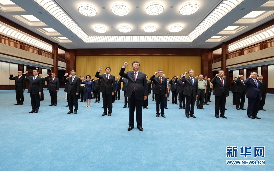 6月18日，党和国家领导人习近平、李克强、栗战书、汪洋、王沪宁、赵乐际、韩正、王岐山等在中国共产党历史展览馆参观“‘不忘初心、牢记使命’中国共产党历史展览”。这是参观结束后，习近平带领党员领导同志一起重温入党誓词。.jpg