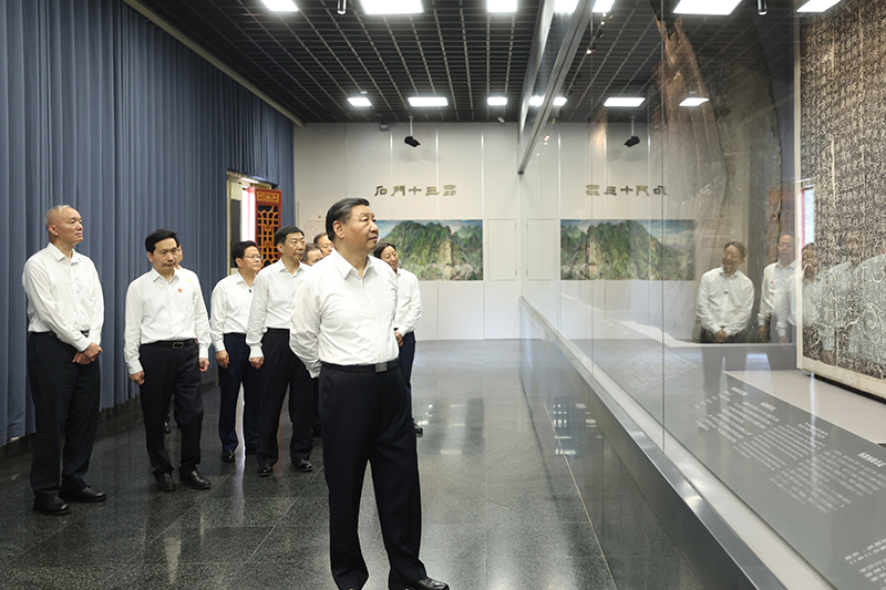 7月29日，中共中央总书记、国家主席、中央军委主席习近平在四川考察结束返京途中，来到陕西省汉中市考察。这是习近平参观汉中市博物馆有关历史文物展陈。新华社记者 鞠鹏  摄.JPG