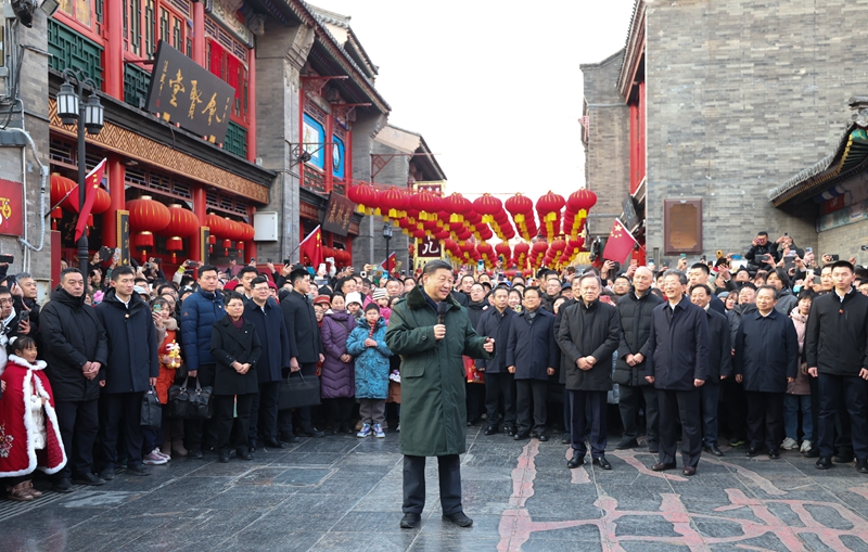 2月1日至2日，中共中央总书记、国家主席、中央军委主席习近平来到天津，看望慰问基层干部群众。这是1日下午，习近平在天津古文化街考察时，向全国各族人民和香港同胞、澳门同胞、台湾同胞、海外侨胞致以美好的新春祝福。新华社记者 鞠鹏 摄.jpg