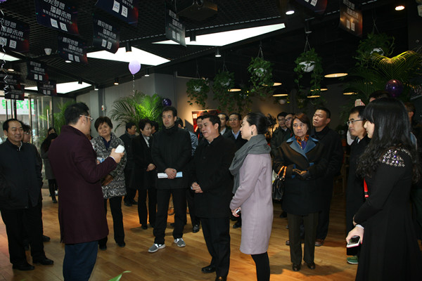 现场观摩中关村创业大街.jpg