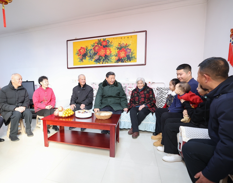 2月1日至2日，中共中央总书记、国家主席、中央军委主席习近平来到天津，看望慰问基层干部群众。这是1日上午，习近平在西青区辛口镇第六埠村考察时，同村民杜洪刚一家人亲切拉家常。新华社记者 鞠鹏 摄.jpg