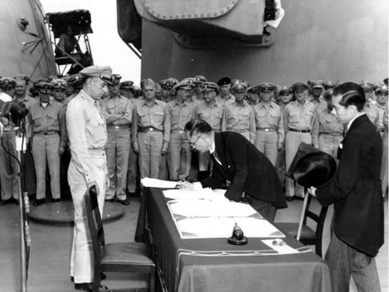 日本新任外相重光葵代表日本天皇和政府在投降书上签字.webp.jpg