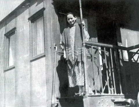 1927年宋庆龄抵达莫斯科时在火车上留影.webp.jpg