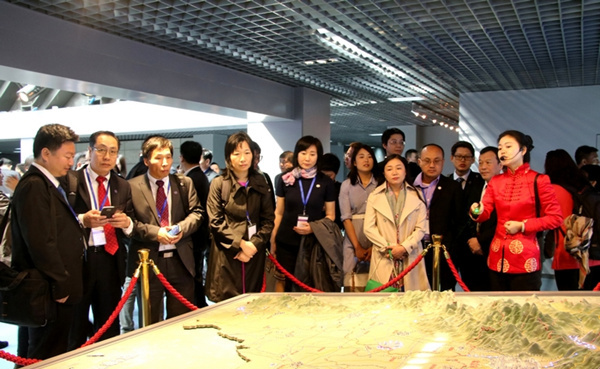 市侨办组织海外中青年社团负责人与北京发展重大项目对接_副本.jpg