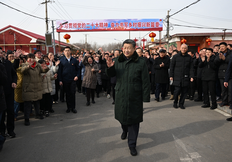 2月1日至2日，中共中央总书记、国家主席、中央军委主席习近平来到天津，看望慰问基层干部群众。这是1日上午，习近平在西青区辛口镇第六埠村考察时，向村民们挥手致意。新华社记者 谢环驰 摄.jpg