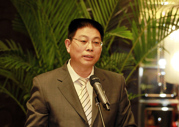 戴均良会见列席全国政协十二届四次会议的海外侨胞.jpg