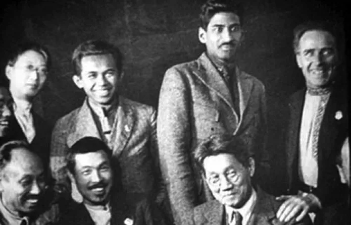 1922年，出席共产国际第四次代表大会上的陈独秀（前排左一）。.webp.jpg