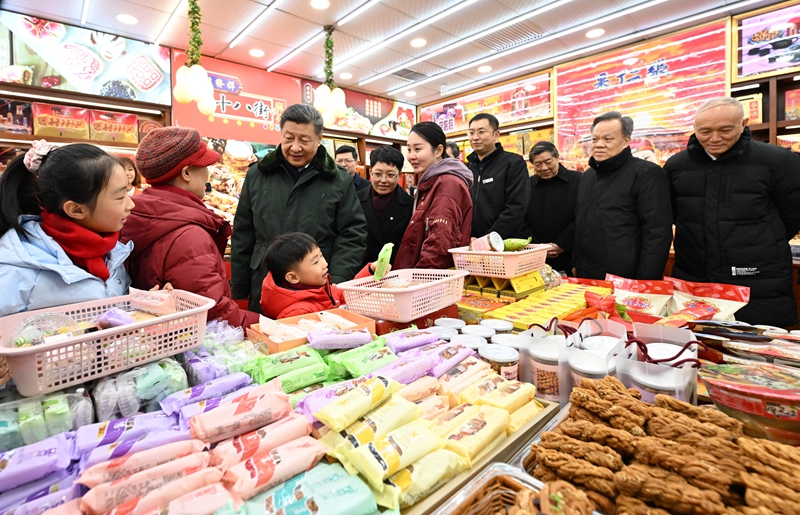 2月1日至2日，中共中央总书记、国家主席、中央军委主席习近平来到天津，看望慰问基层干部群众。这是1日下午，习近平在天津古文化街考察时，走进店铺同现场群众互动交流。新华社记者 谢环驰 摄.jpg