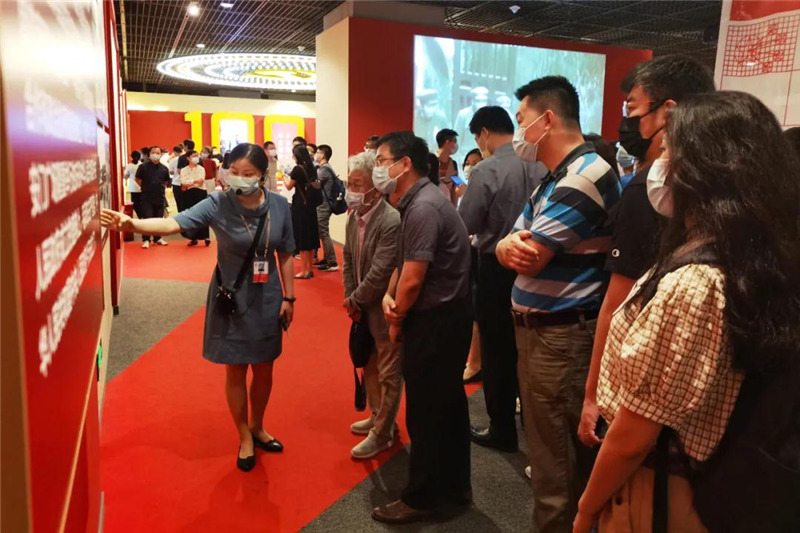 参观“伟大征程——庆祝中国共产党成立100周年特展”.jpg