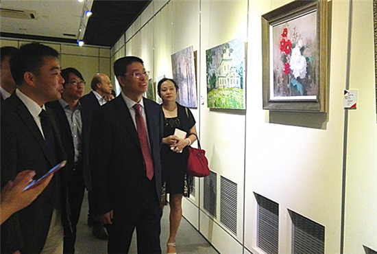 北京市市委常委、统战部部长戴均良参观展览.jpg