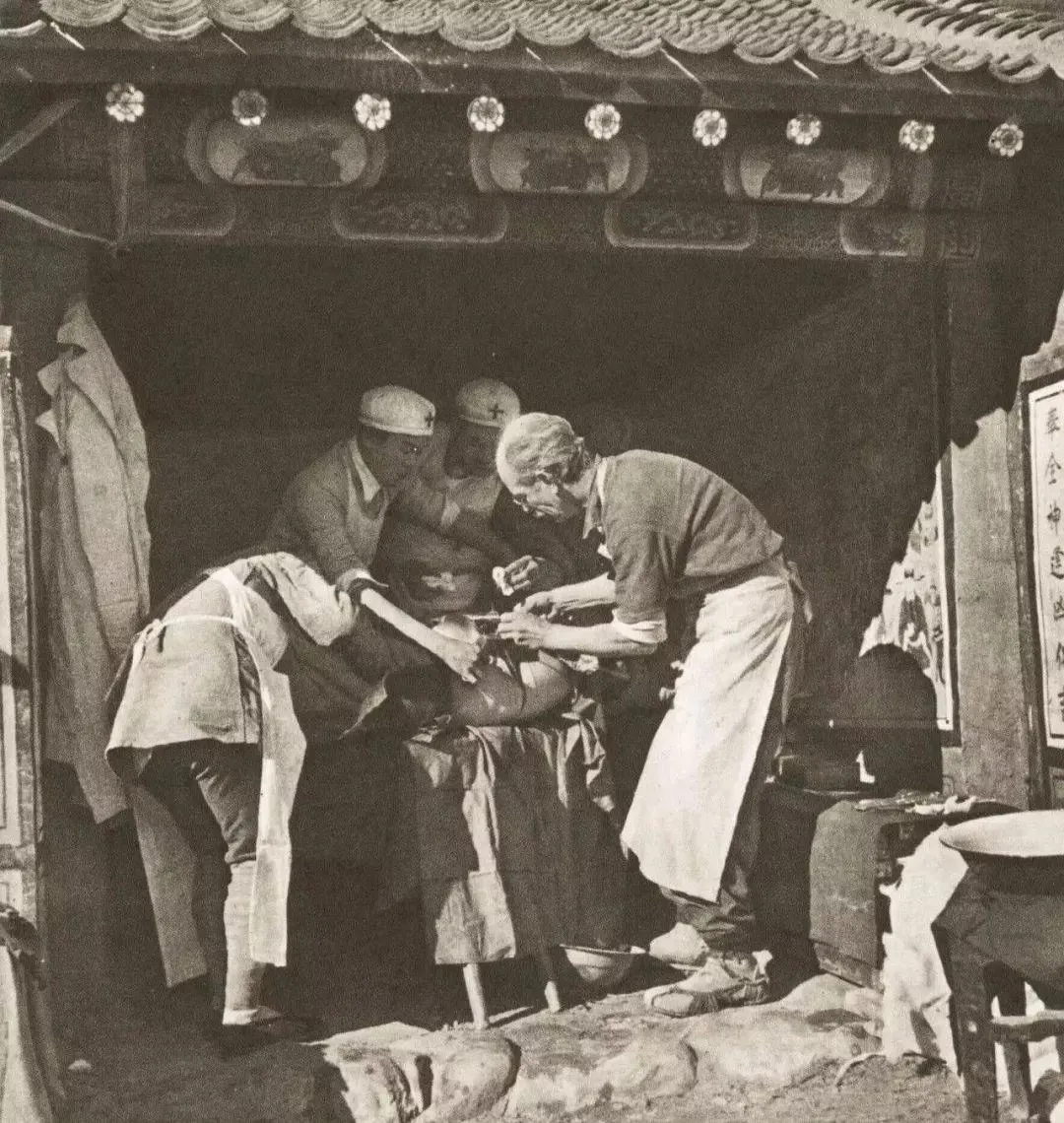 亨利·诺尔曼·白求恩（1890年3月4日—1939年11月12日），加拿大共产党员，国际主义战士，著名胸外科医师。来到中国参与抗战，因手术中被细菌感染转为败血症，1939年11月12日凌晨逝世。毛泽东在《学习白求恩》一文指出，他是一个高尚的人，一个纯粹的人，一个有道德的人，一个脱离了低级趣味的人，一个有益于人民的人。.webp.jpg