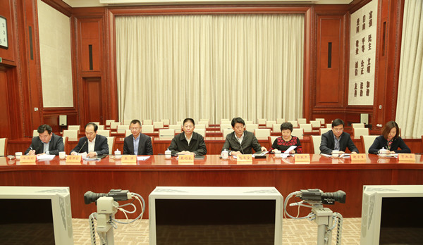 市委向党外人士通报市委全会精神...jpg
