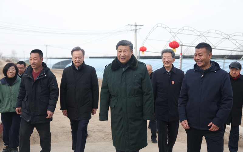 2月1日至2日，中共中央总书记、国家主席、中央军委主席习近平来到天津，看望慰问基层干部群众。这是1日上午，习近平在西青区辛口镇第六埠村考察，实地察看去年洪涝灾害后当地农业生产恢复等情况。新华社记者 鞠鹏  摄.jpg