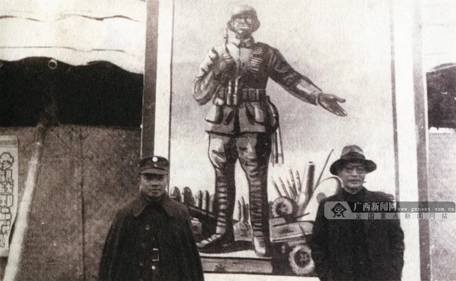 图｜1944年6月，李济深响应中共保卫大西南的号召，在桂林发起成立抗日动员宣传工作委员会和桂林文化界抗敌工作协会。图为李济深（左）和龙云（右）在抗战工作协会制作的宣传画前合影。.webp.jpg