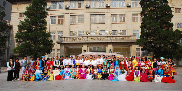 首都大学生民族团结一家亲.JPG