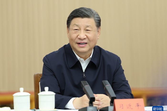 5月23日下午，中共中央总书记、国家主席、中央军委主席习近平在山东省济南市主持召开企业和专家座谈会并发表重要讲话。新华社记者 鞠鹏 摄.jpg