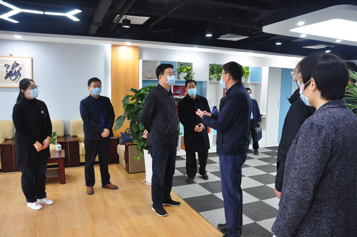 市委常委、统战部部长游钧走访市欧美同学会机关.jpg